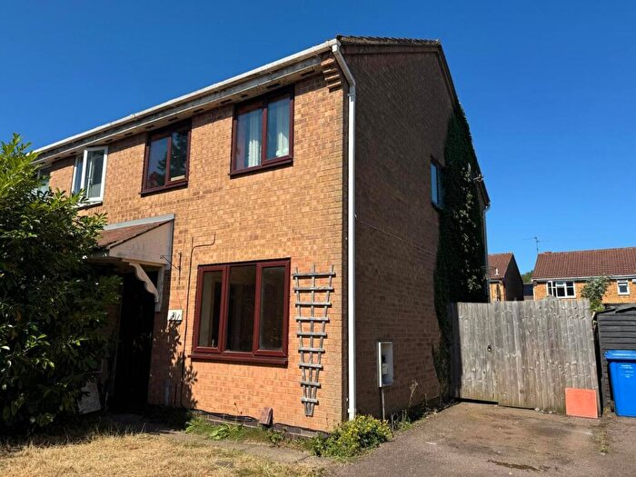 3 Bedroom Semi-Detached House For Sale In Viking Close, Kettering, NN16