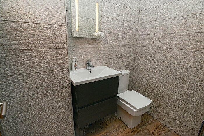 1 Bedroom Flat To Rent In Waverley Street, Nottingham, Nottinghamshire, NG7