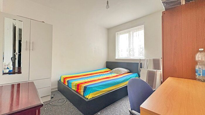 2 Bedroom Flat To Rent In Beaumont Square, London, E1