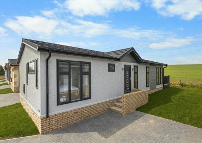 2 Bedroom Mobile/park Home For Sale In Waltons Hall Road, Stanford-Le-Hope, SS17