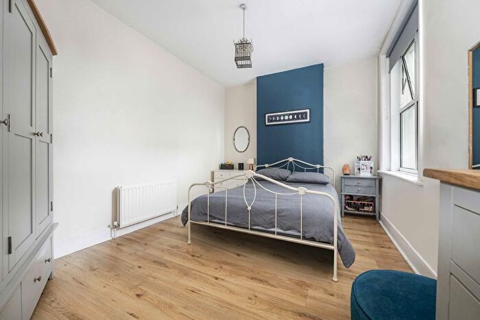 2 Bedroom Flat For Sale In Kilburn Lane, London, W10