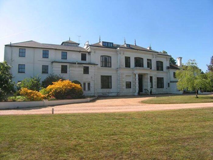 Terraced House To Rent In Sandhurst Lodge, RG45