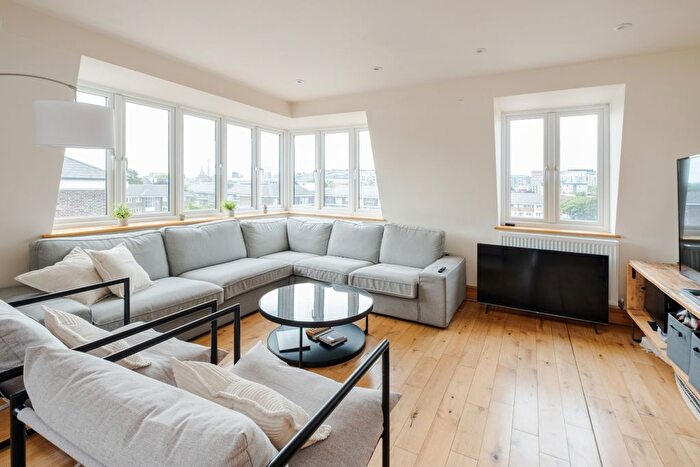 3 Bedroom Flat To Rent In Copenhagen Street, London, N1