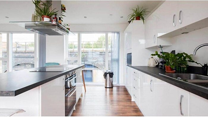 2 Bedroom Flat To Rent In London Lane, London Fields, London, E8