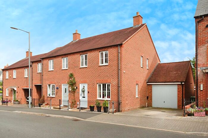 3 Bedroom Semi-Detached House For Sale In Pillow Way, Buckingham, MK18