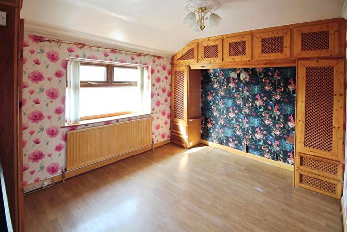 3 Bedroom End Of Terrace House For Sale In Crescent Avenue, Rothwell, Leeds, LS26
