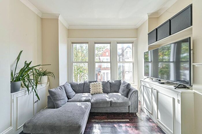 2 Bedroom Flat For Sale In Hemberton Road, Clapham North, London, SW9