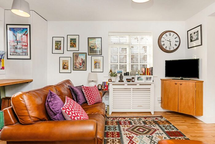 1 Bedroom Maisonette To Rent In Finnart Close, Weybridge, KT13