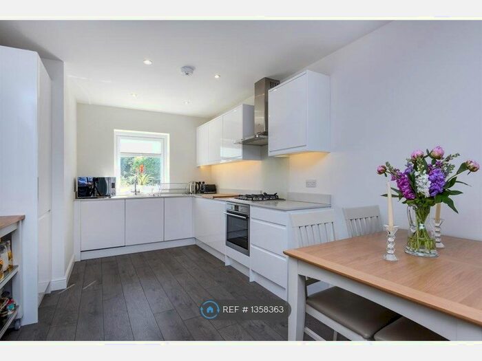 2 Bedroom Flat To Rent In Sandhurst House, South Croydon, CR2