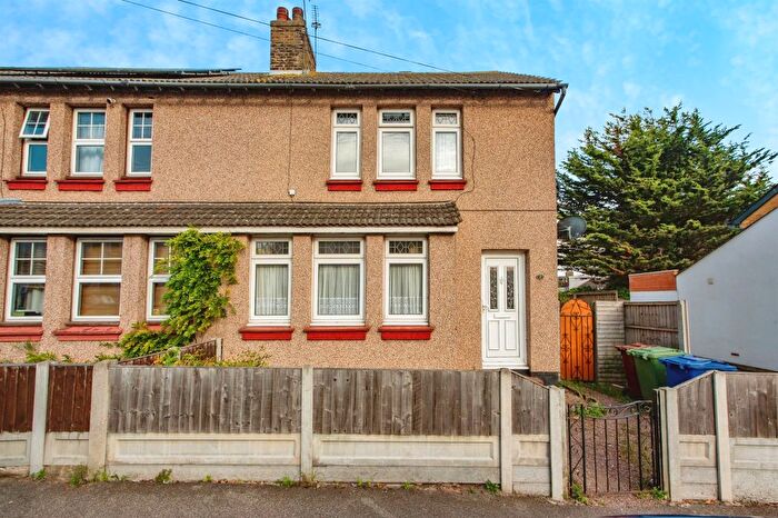 3 Bedroom Semi-Detached House For Sale In First Avenue, Grays, RM20