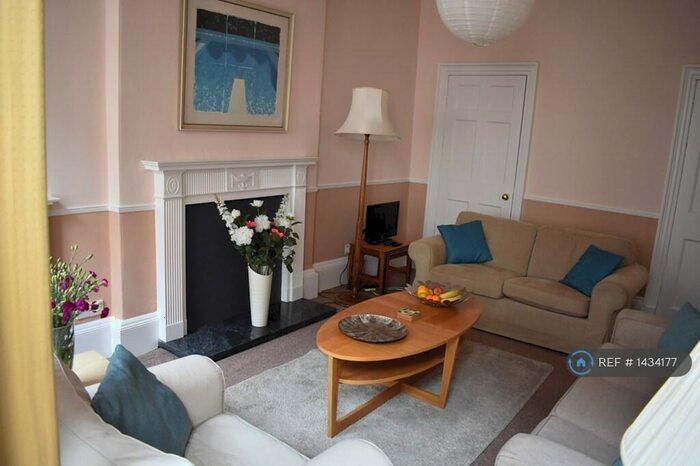 2 Bedroom Flat To Rent In Brighton Street, Edinburgh, EH1