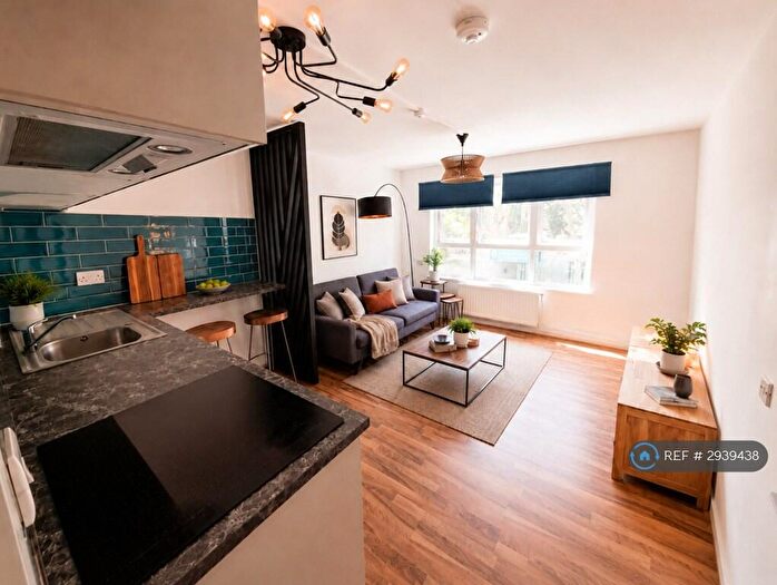 2 Bedroom Flat To Rent In Alton Street, London, E14