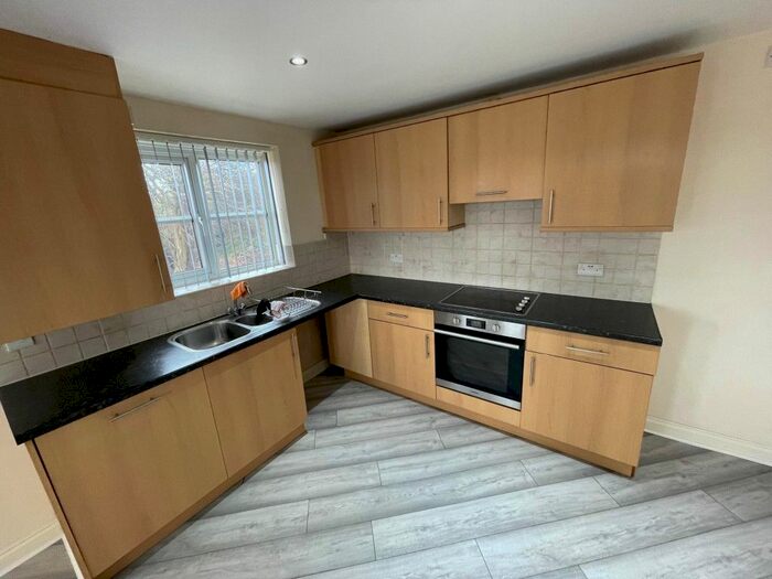 2 Bedroom Flat To Rent In Crow Nest Drive, Beeston, Leeds, LS11