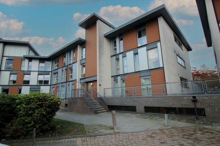2 Bedroom Flat To Rent In Commonwealth Drive, Crawley, RH10