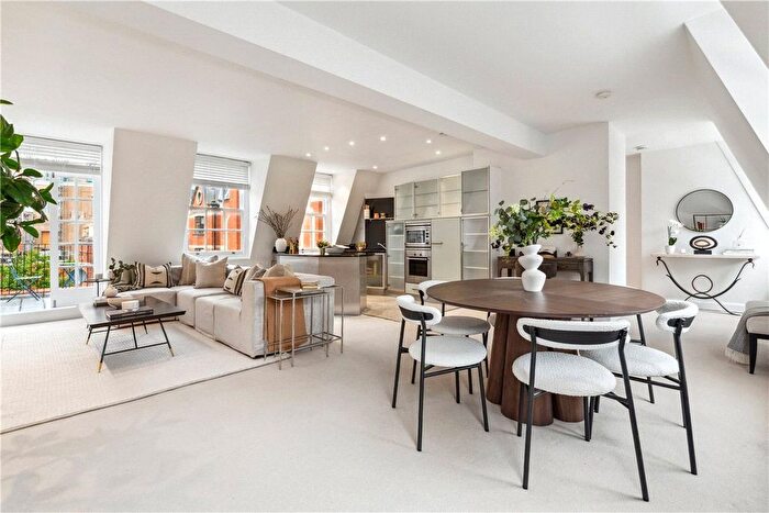 2 Bedroom Flat To Rent In Bruton Place, Mayfair, London, W1J