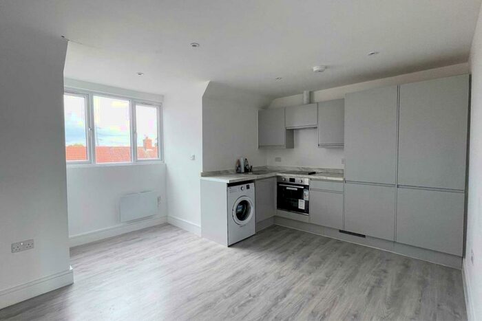 1 Bedroom Flat To Rent In The Market, Carshalton, SM5