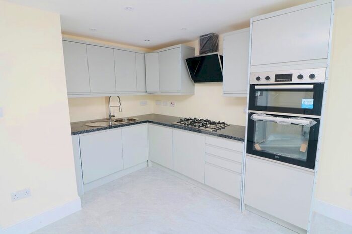 6 Bedroom Semi-Detached House To Rent In Tongham Road, Aldershot, GU12