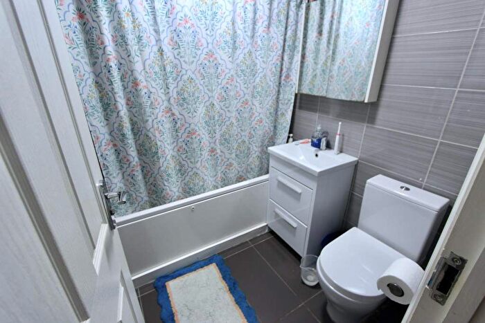 2 Bedroom Flat To Rent In High Road, London, N12