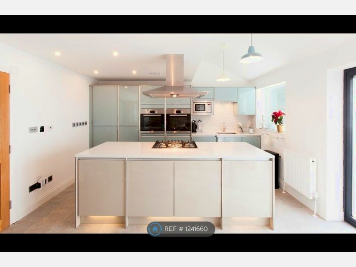 4 Bedroom Detached House To Rent In Stevenage Road, Hitchin SG4