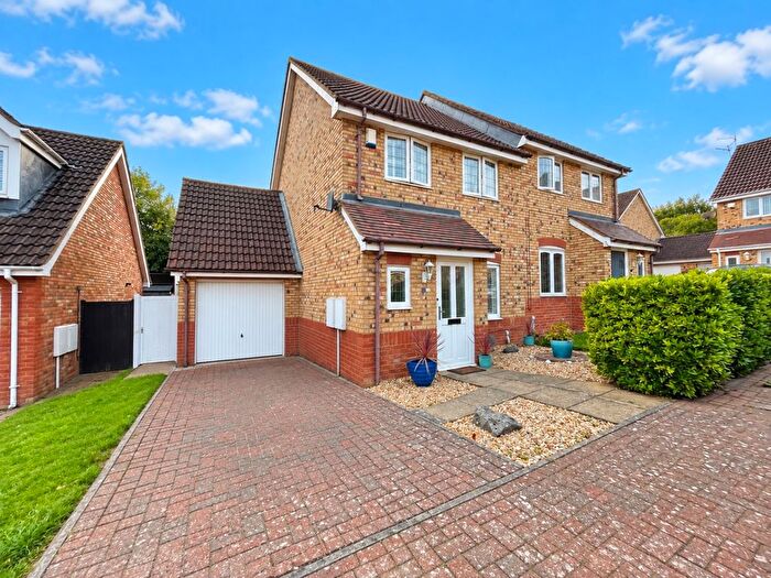3 Bedroom Semi-Detached House For Sale In Brompton Gardens, Luton, Bedfordshire, LU3