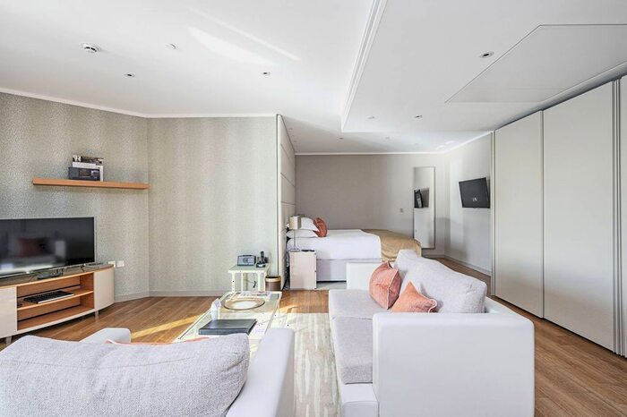 2 Bedroom Flat To Rent In Lower Thames Street, City, London, EC3R