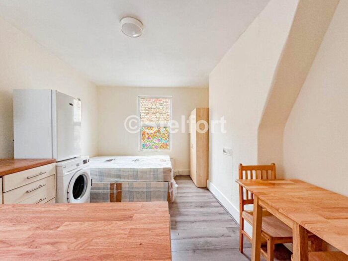 Studio To Rent In Holloway Road, London, N19