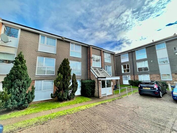 2 Bedroom Flat To Rent In Cuffley Court, Hemel Hempstead, Hertfordshire, HP2