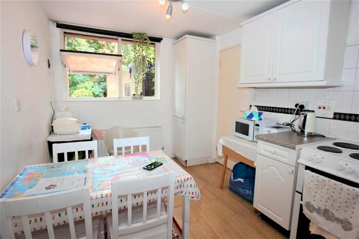 2 Bedroom Flat To Rent In Cloysters Green, London, E1W