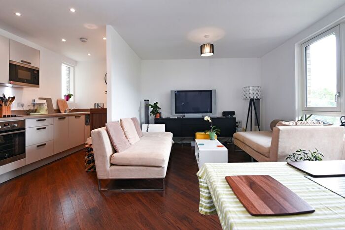 3 Bedroom Flat To Rent In Blondin Way, Surrey Quays, London, SE16