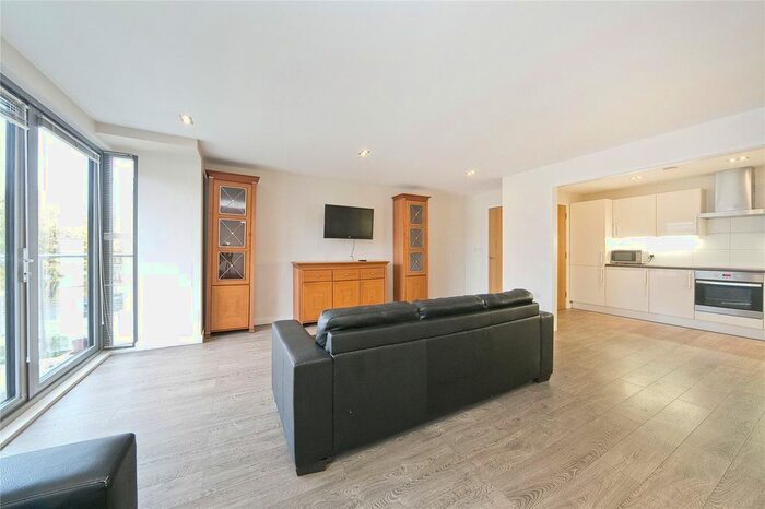 4 Bedroom Flat To Rent In Pindoria House, Mintern Street, N1