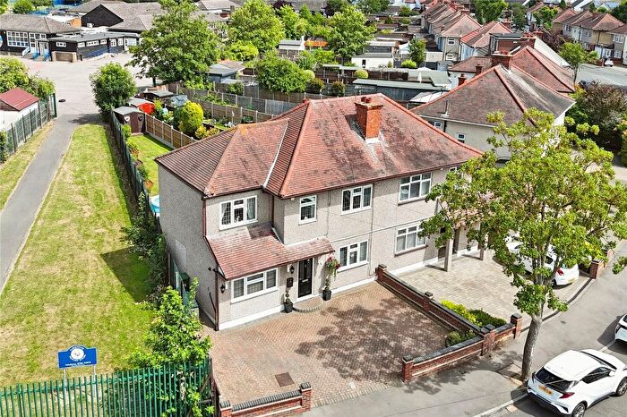 4 Bedroom Semi Detached House For Sale In Lynwood Drive, Romford, RM5
