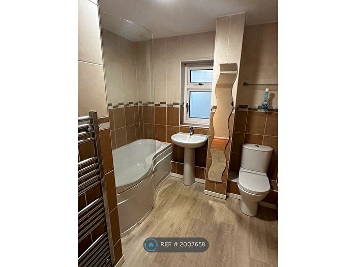 2 Bedroom Flat To Rent In Chiltington Court, Horsham, RH12