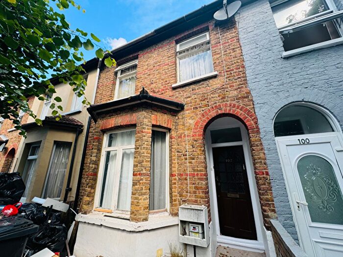 2 Bedroom Detached House To Rent In Dennett Road, Croydon, CR0