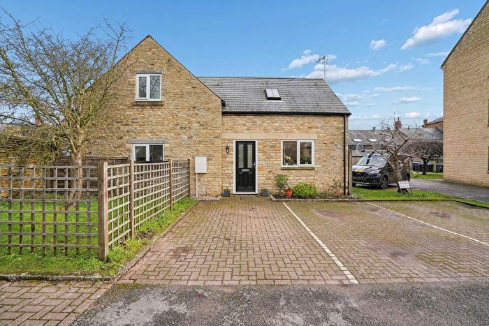 3 Bedroom Detached House For Sale In The Old Coachyard, Witney, OX28