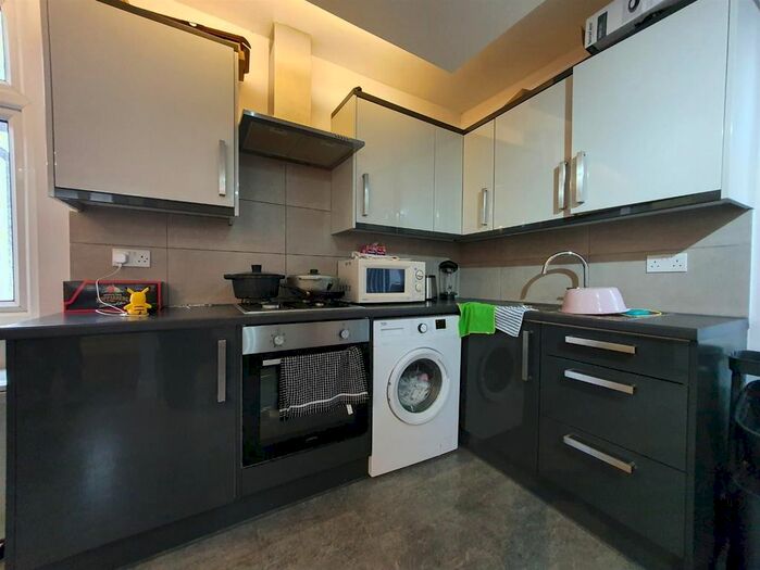 3 Bedroom Flat To Rent In Colina Mews, London, N15
