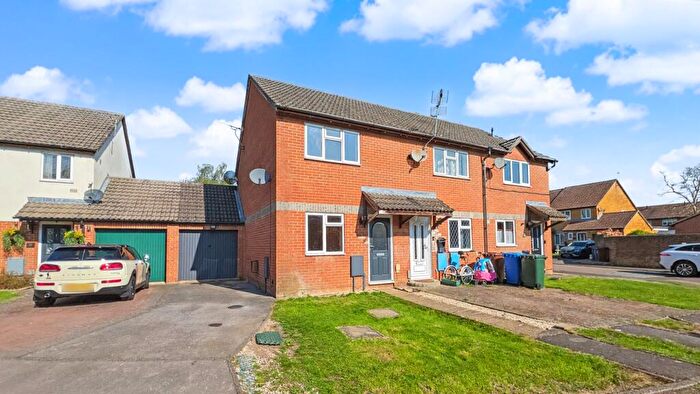 2 Bedroom Semi Detached House For Sale In Kestrel Way, Bicester, OX26