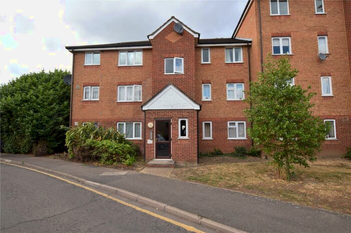 Apartment To Rent In Fenman Gardens, Goodmayes, IG3