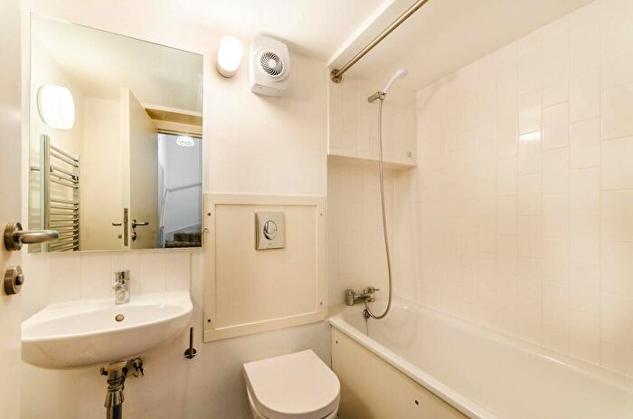 1 Bedroom Flat To Rent In Schoolhouse Yard, Woolwich, London, SE18