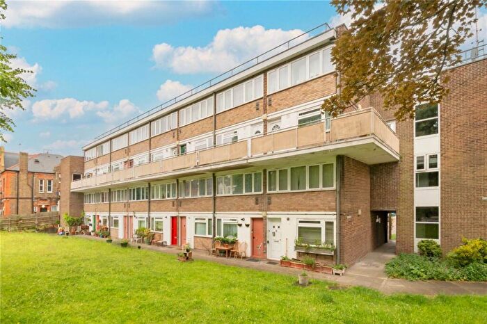 2 Bedroom Maisonette For Sale In Walm Lane, London, NW2