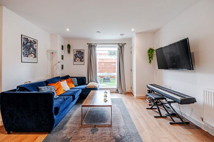 2 Bedroom Flat For Sale In Lomond Grove, London, SE5