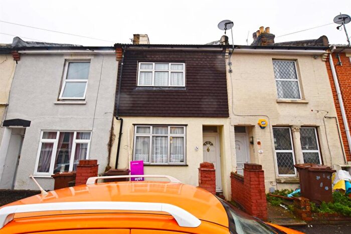 2 Bedroom Terraced House For Sale In Edinburgh Road, Chatham, ME4
