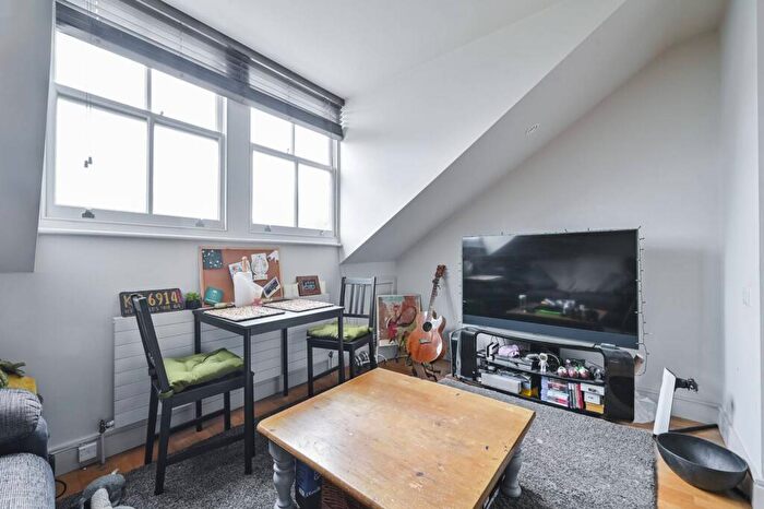 1 Bedroom Flat For Sale In Brondesbury Road, Queen's Park, London, NW6