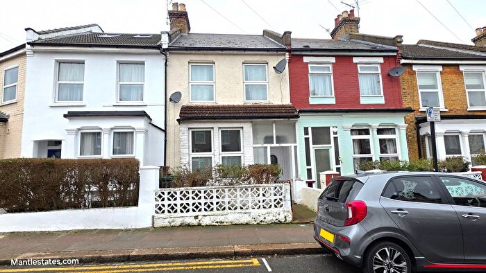 2 Bedroom Terraced House For Sale In Queens Road, Bounds Green, London, N11