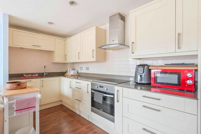 2 Bedroom Flat To Rent In Eastside Mews, Bow, London, E3