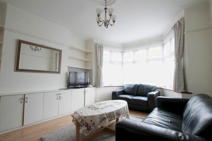 3 Bedroom Terraced House To Rent In Cadogan Gardens, London N3