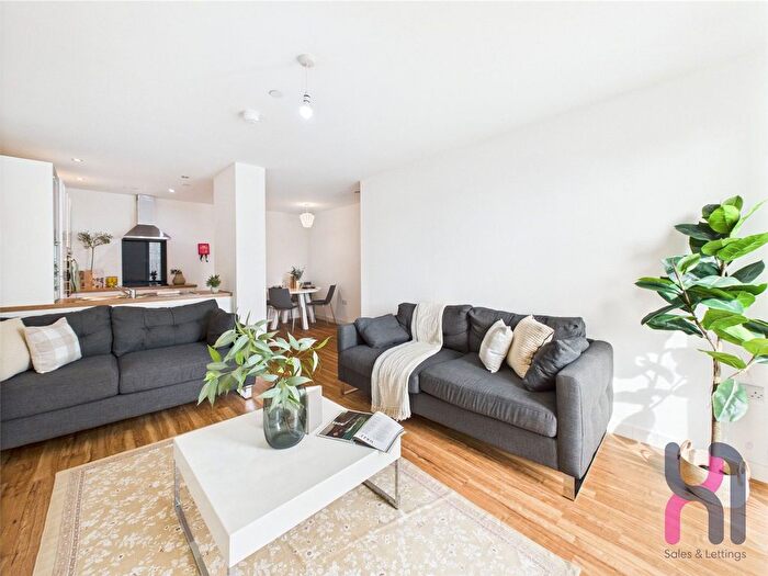 3 Bedroom Flat To Rent In Michigan Point Tower A, Michigan Avenue, M50