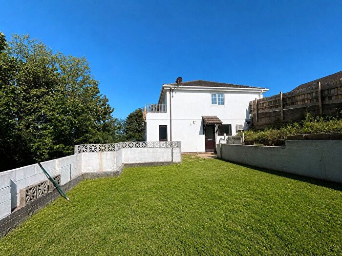 2 Bedroom Flat For Sale In Downfield Close, Brixham, Devon, TQ5