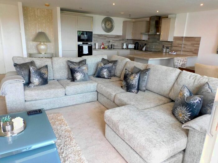 2 Bedroom Flat To Rent In Templeton Court, Bridgeton, Glasgow, G40