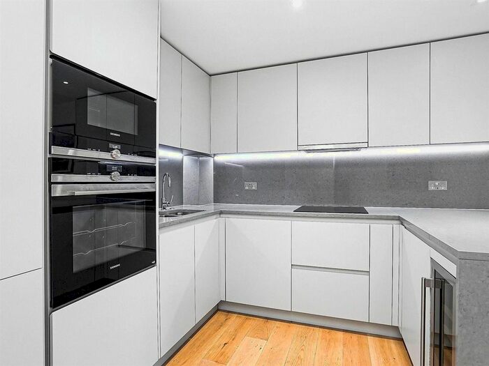 3 Bedroom Flat To Rent In Vaughan Way, London, E1W