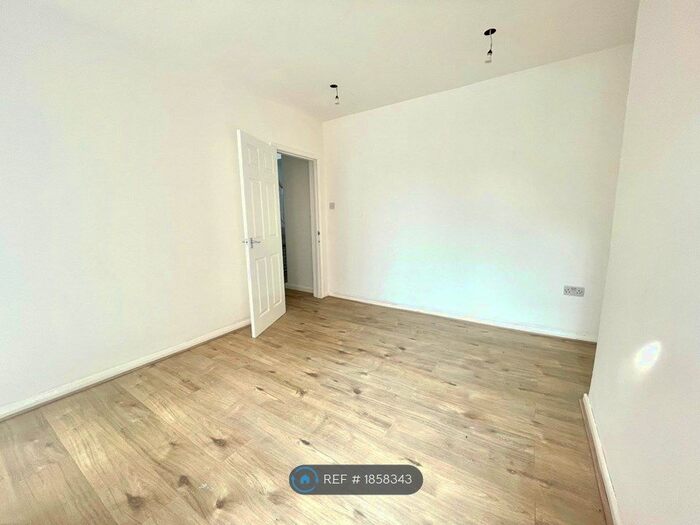 4 Bedroom Semi-Detached House To Rent In Mesne Lea Road, Worsley, Manchester, M28